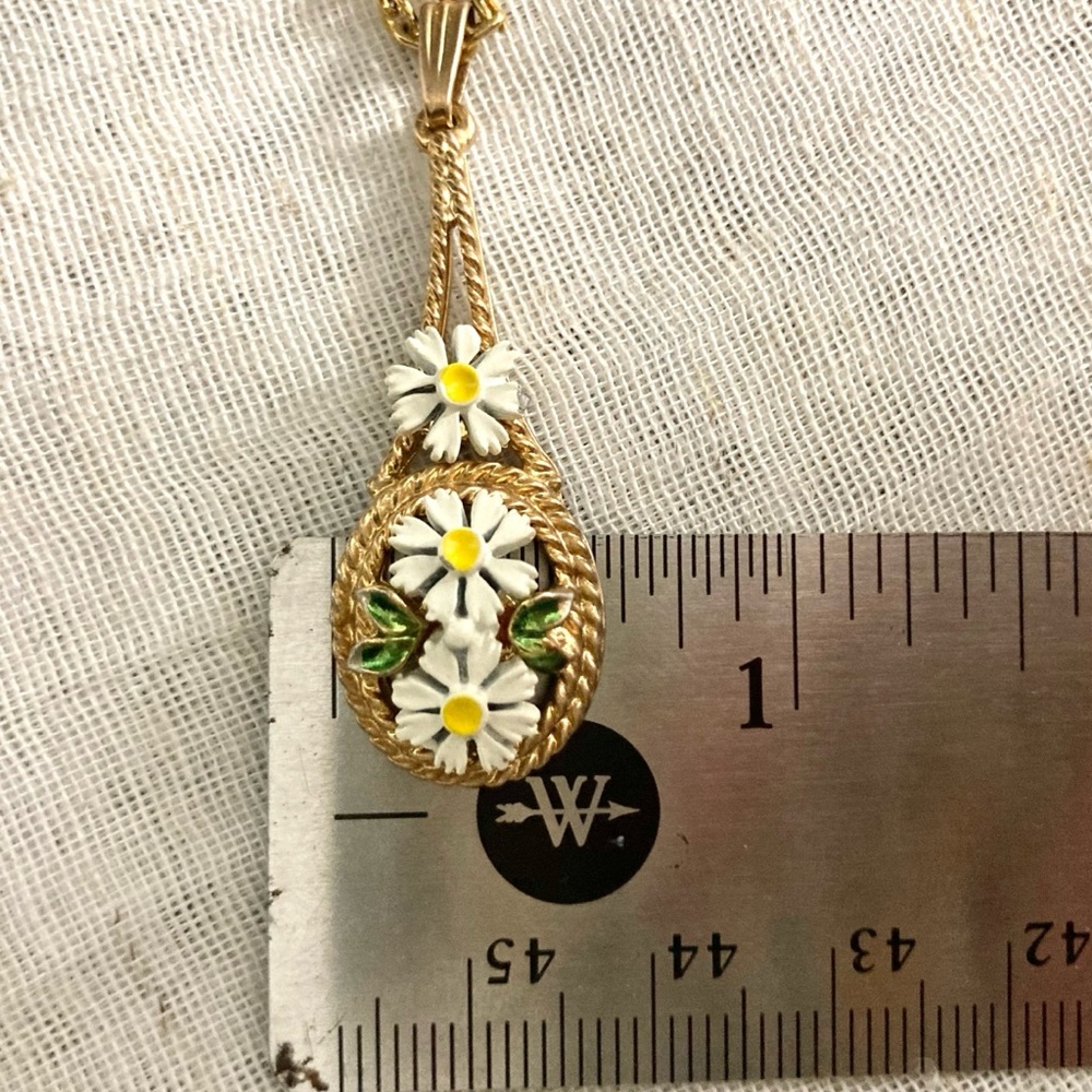 Dainty Vintage Necklace Enamel Daisy Pendant on Chain Goldtone Floral - Picture 6 of 7